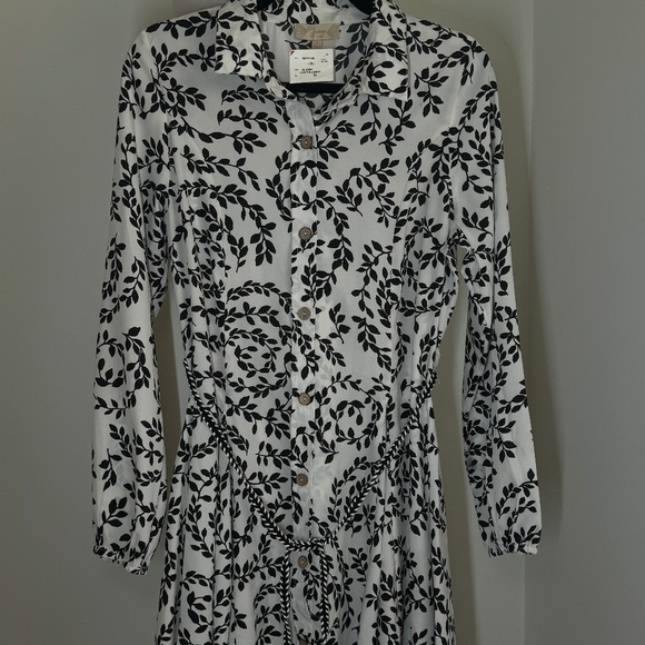 indulge Dresses & Skirts - NWT - Floral Dress Black and White Indulge Ruffled Smocked Sundress XL With Belt
